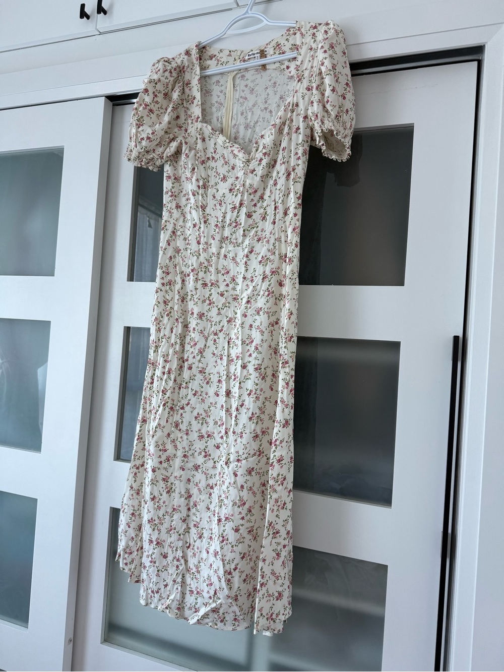 Reformation Lacey dress Floral Puff-Sleeve Midi Dress in Cream with Pink Print - Picture 2 of 3